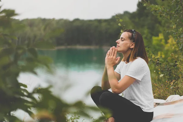 Wanita menutup matanya, berdoa di luar ruangan. Tangan dilipat dalam konsep doa untuk iman, spiritualitas dan agama — Stok Foto