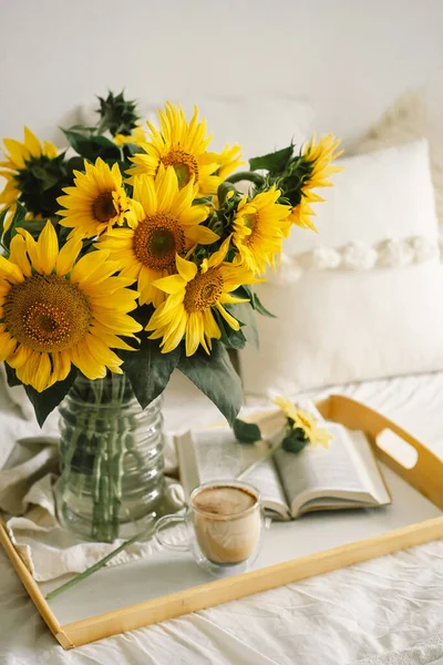 Masih tinggal di interior rumah ruang tamu. Bunga matahari, kopi dan buku terbuka. Baca, Istirahat — Stok Foto