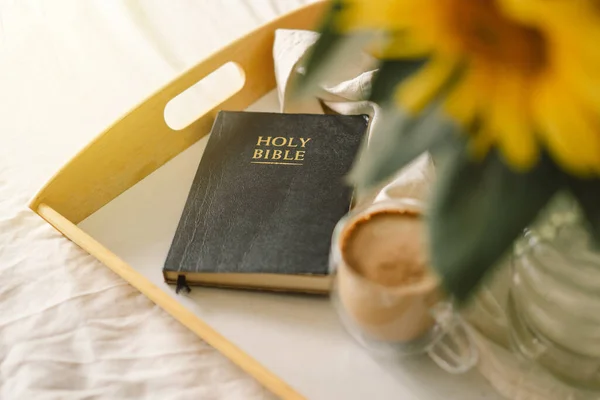 Bunga matahari, kopi dan Alkitab terbuka. Baca, istirahatlah. Konsep untuk iman, spiritualitas dan agama — Stok Foto