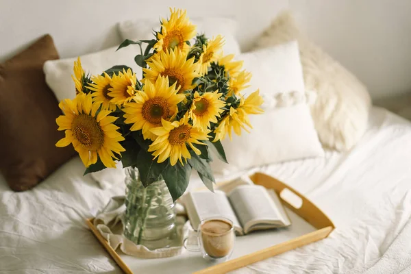 Masih tinggal di interior rumah ruang tamu. Bunga matahari, kopi dan buku terbuka. Baca, Istirahat — Stok Foto