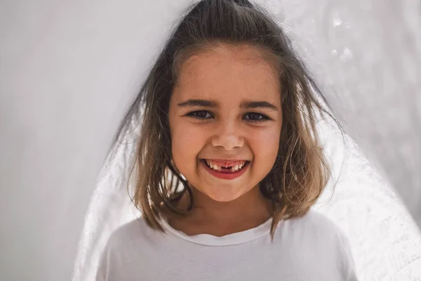 Gelukkig kind. Grappig meisje dat met een deken speelt. Een lachend meisje. Vrolijk kind buiten in de natuur — Stockfoto