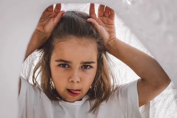 Gelukkig kind. Grappig meisje dat met een deken speelt. Een lachend meisje. Vrolijk kind buiten in de natuur — Stockfoto