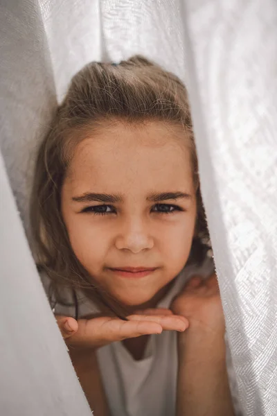 Gelukkig kind. Grappig meisje dat met een deken speelt. Een lachend meisje. Vrolijk kind buiten in de natuur — Stockfoto