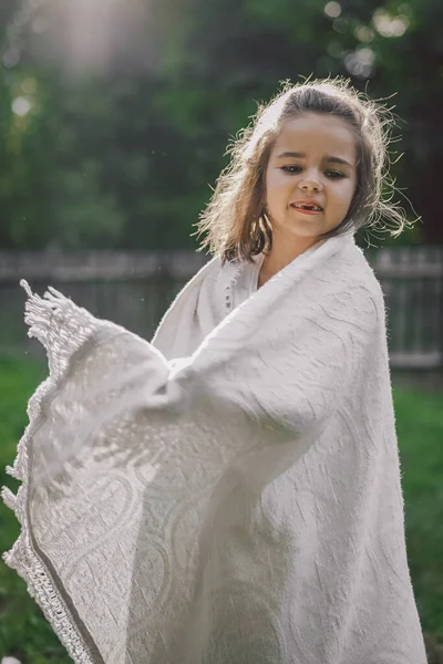 Gelukkig kind. Grappig meisje dat met een deken speelt. Een lachend meisje. Vrolijk kind buiten in de natuur — Stockfoto