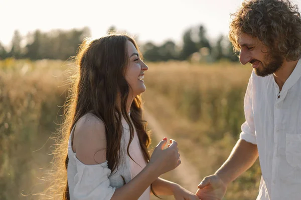 Feliz verano. Una pareja amorosa en la naturaleza. Felices vacaciones. Recreación familiar. Disfrutar y relajarse. — Foto de Stock