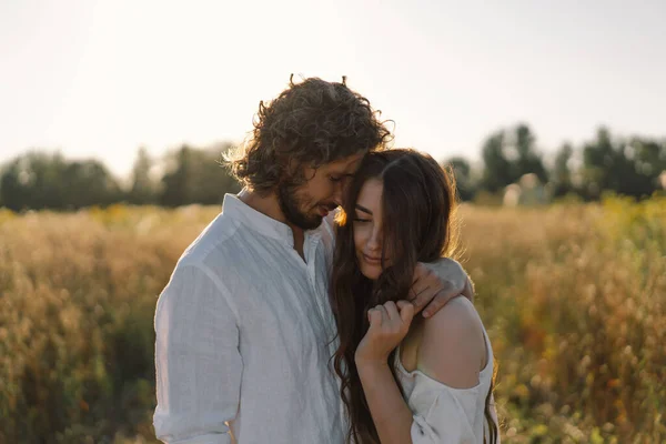 Feliz verano. Una pareja amorosa en la naturaleza. Felices vacaciones. Recreación familiar. Disfrutar y relajarse. — Foto de Stock