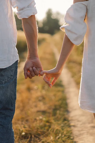 Casal segurar as mãos . — Fotografia de Stock