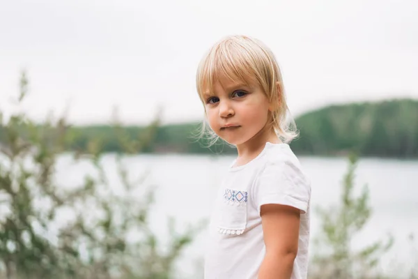 Портрет красивої маленької дівчинки в природі — стокове фото