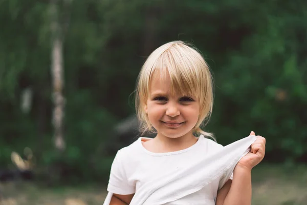 Портрет красивої маленької дівчинки в природі — стокове фото