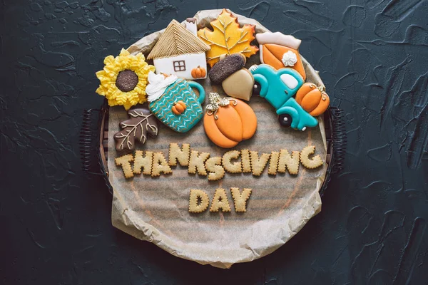 Feliz Día de Acción de Gracias. Galletas multicolores de otoño sobre fondo negro. — Foto de Stock