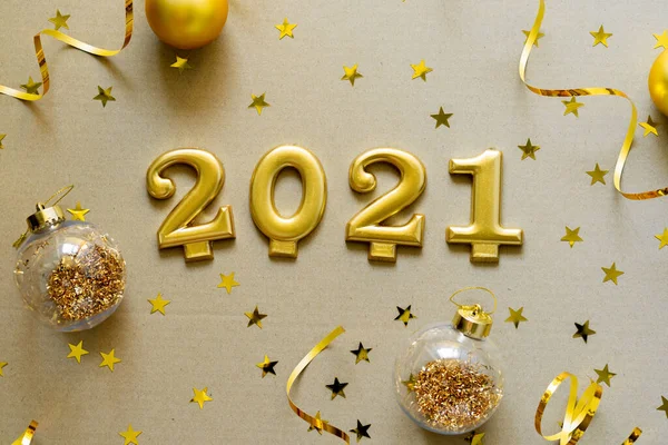 Feliz Año Nuevo 2021. Fondo de Navidad con decoraciones doradas, adornos, confeti. — Foto de Stock