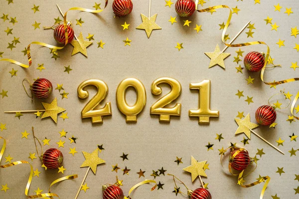 Feliz Año Nuevo 2021. Fondo de Navidad con decoraciones rojas, adornos, confeti. — Foto de Stock