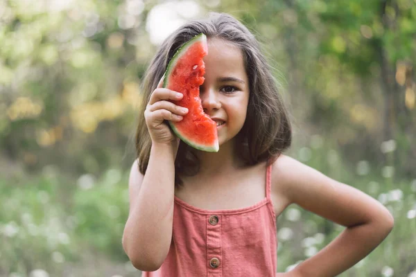 La ragazza sta mangiando un'anguria. Modo estivo — Foto Stock