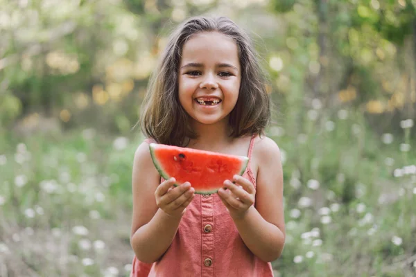 La chica está comiendo una sandía. Humor de verano — Foto de Stock