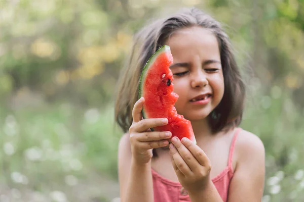 La chica está comiendo una sandía. Humor de verano — Foto de Stock