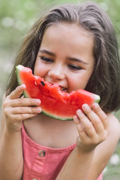 La ragazza sta mangiando un'anguria. Modo estivo — Foto Stock