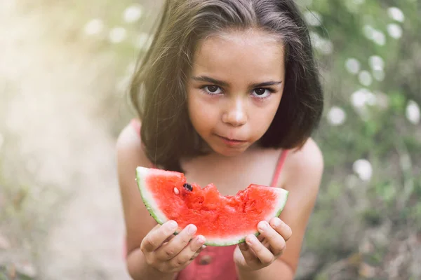 La chica está comiendo una sandía. Humor de verano —  Fotos de Stock