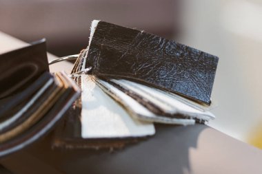 Deri örnekleri yakın plan. Arka plan olarak kullanılabilir. Sektör arkaplanı