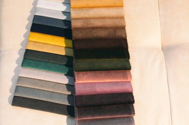 Çok renkli kumaş örneklerinin kataloğu. Tekstil endüstrisi geçmişi. 