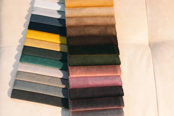 Çok renkli kumaş örneklerinin kataloğu. Tekstil endüstrisi geçmişi. 