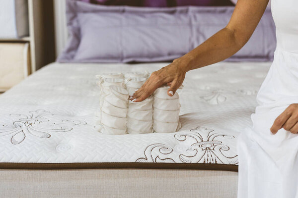 Материал матраца в руках женщины. Карманная независимая пружина. 
