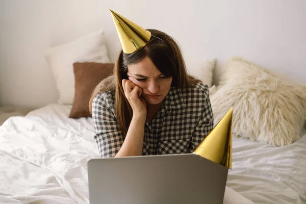 Triste mujer celebra su cumpleaños en línea en tiempo de cuarentena. Coronavirus 2020 — Foto de Stock