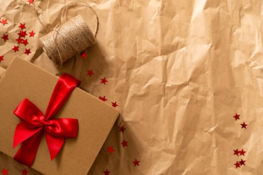 Hediye kutusu ve el işi kağıt arka planda Noel dekoru. Noel havasında kış kompozisyonu.