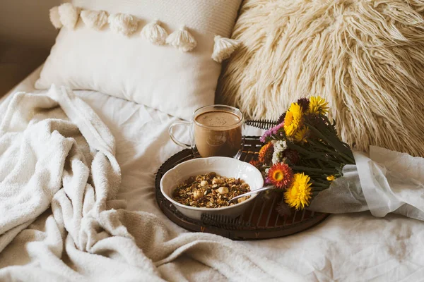 トレイにコーヒーカップとグラノーラとベッドで朝食。コピースペース。居心地の良い朝食 — ストック写真