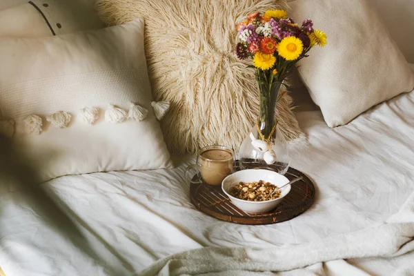 トレイにコーヒーカップとグラノーラとベッドで朝食。コピースペース。居心地の良い朝食 — ストック写真