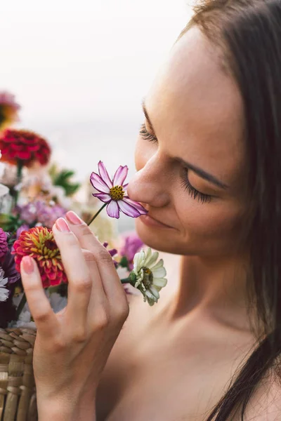 Πορτρέτο κορίτσι με μακριά μαλλιά με καλάθι με λουλούδια. Περπατήστε στον κήπο με τα λουλούδια. Κορίτσι και λουλούδια — Φωτογραφία Αρχείου