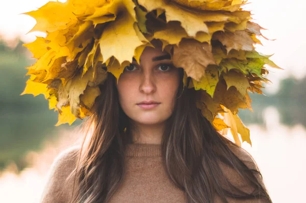 Young woman with a wreath of yellow autumn leaves. Outdoors portrait. — Stock Photo, Image