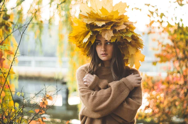 Молода жінка з вінком жовтого осіннього листя. Портрет на відкритому повітрі . — стокове фото
