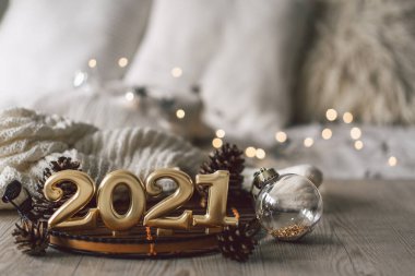 Mutlu yıllar 2021. Köknar ağacı, koni ve Noel süslemeleri ile Noel arkaplanı.