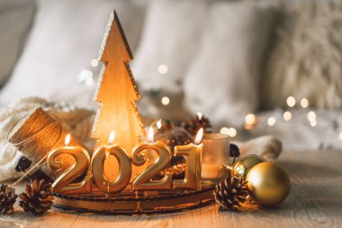 Mutlu yıllar 2021. Köknar ağacı, koni ve Noel süslemeleri ile Noel arkaplanı.