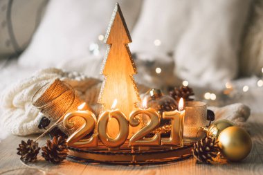 Mutlu yıllar 2021. Köknar ağacı, koni ve Noel süslemeleri ile Noel arkaplanı.