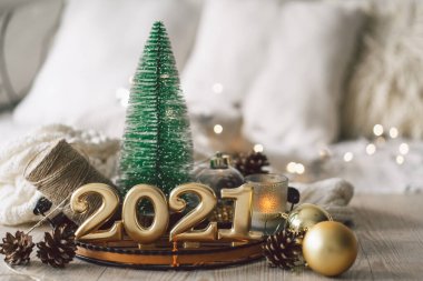 Mutlu yıllar 2021. Köknar ağacı, koni ve Noel süslemeleri ile Noel arkaplanı.