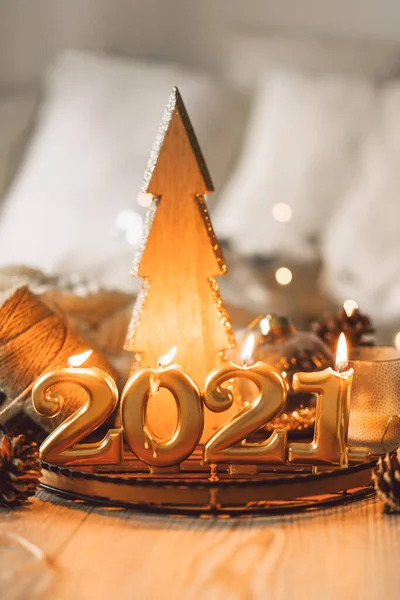 Feliz Año Nuevo 2021. Fondo de Navidad con abeto, conos y decoraciones navideñas. —  Fotos de Stock