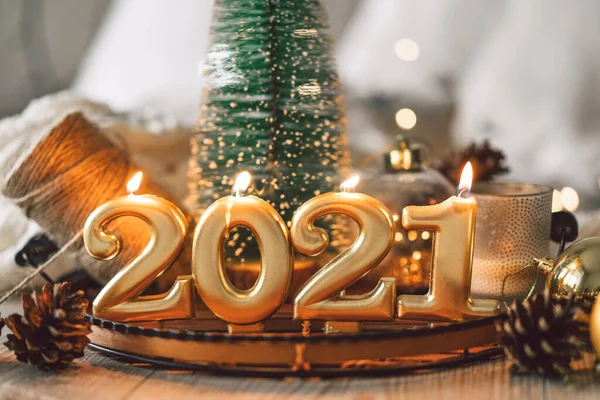 สุขสันต์วันปีใหม่ 2021. พื้นหลังคริสต์มาสที่มีต้นเฟอร์, โคนและเครื่องประดับคริสต์มาส . — ภาพถ่ายสต็อก
