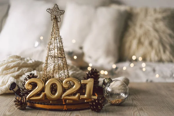 Feliz Ano Novo 2021. Fundo de Natal com abeto, cones e decorações de Natal. — Fotografia de Stock