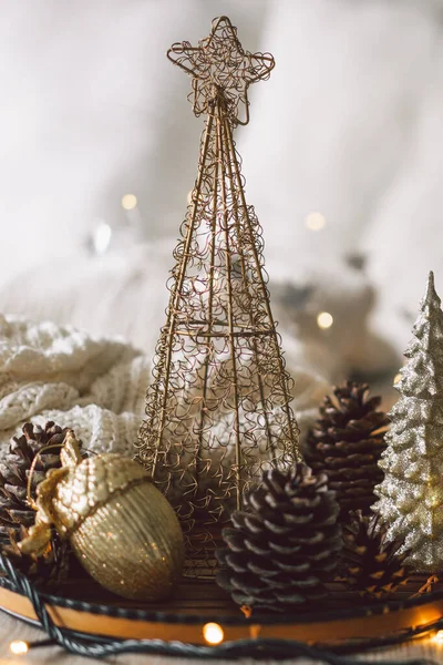 Selamat Tahun Baru. Latar belakang Natal dengan pohon cemara, kerucut dan dekorasi Natal. Perayaan liburan Natal. — Stok Foto