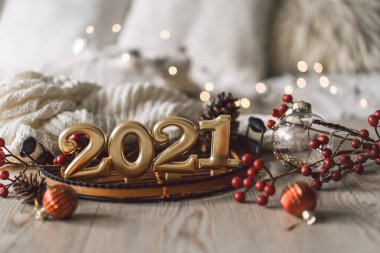Mutlu yıllar 2021. Köknar ağacı, koni ve Noel süslemeleri ile Noel arkaplanı.