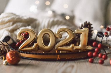 Mutlu yıllar 2021. Köknar ağacı, koni ve Noel süslemeleri ile Noel arkaplanı.