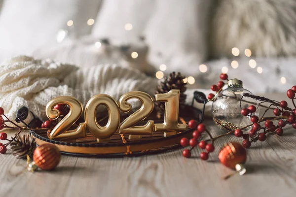 Szczęśliwego Nowego Roku 2021. Boże Narodzenie tło z jodły, szyszki i dekoracje świąteczne. — Zdjęcie stockowe