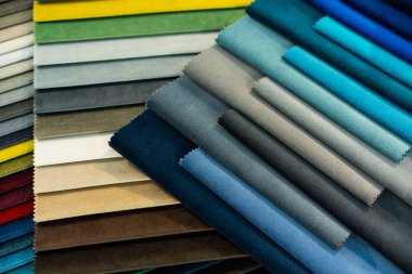 Çok renkli kumaş örneklerinin kataloğu. Tekstil endüstrisi geçmişi. 