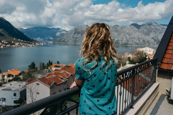 Mooie Blonde Haren Vrouw Geniet Van Het Uitzicht Zee Bergen — Stockfoto