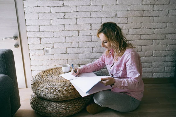 Freelancer Bela Jovem Trabalha Apartamento Com Telefone Notebook Conceito Negócio — Fotografia de Stock