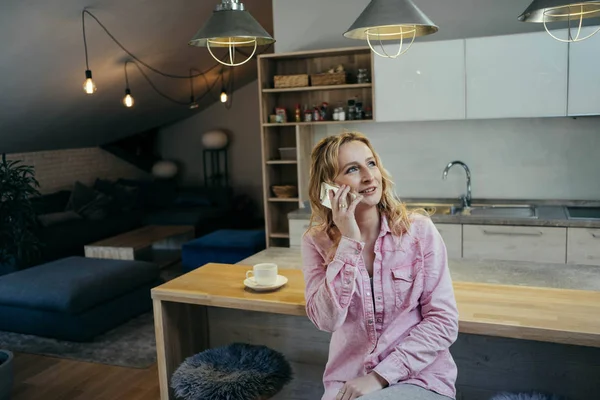 Happy Young Blonde Hair Woman Talking Phone Apartment — Stock Photo, Image