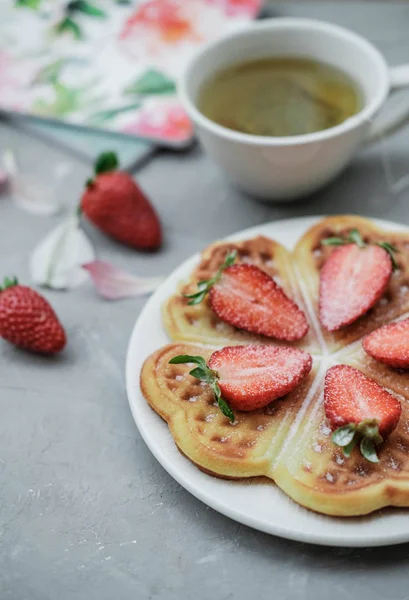 Zelfgemaakte Belgische Wafels Met Aardbeien Kruiden Thee Een Grijze Achtergrond — Stockfoto