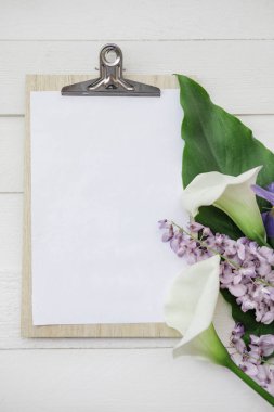 Wisteria, süsen, beyaz arka plan üzerinde beyaz callas ile düz yatıyordu kompozisyon. top vie