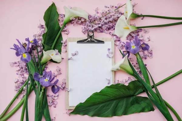 Plat Lag Samenstelling Met Blauweregen Irissen Witte Callas Roze Achtergrond — Stockfoto